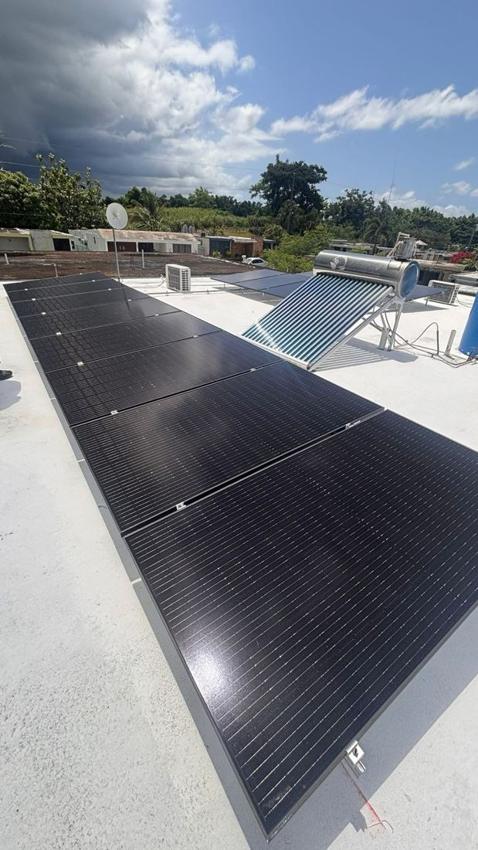 Paneles solares en techo plano de concreto